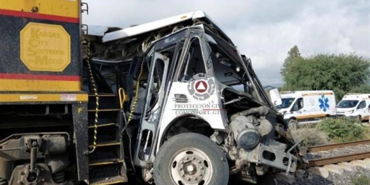Tragedia en Guanajuato: choque entre tren y autobús deja al menos cinco muertos en Comonfort