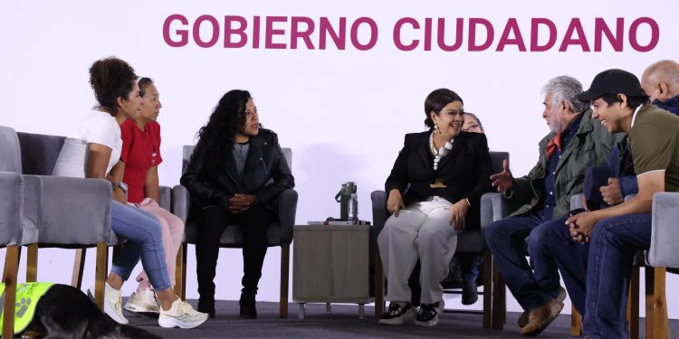 Más de 900 personas reciben atención del Gobierno de Clara Brugada, durante el Zócalo de Gobierno Ciudadano