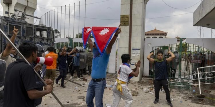 Nepal en crisis: revueltas juveniles provocan 25 muertos, caída del Gobierno y ataques a líderes políticos