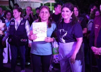 Clara Brugada entrega apoyos económicos a familias afectadas por inundaciones en Tláhuac