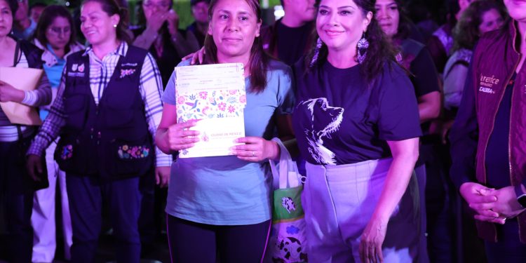 Clara Brugada entrega apoyos económicos a familias afectadas por inundaciones en Tláhuac
