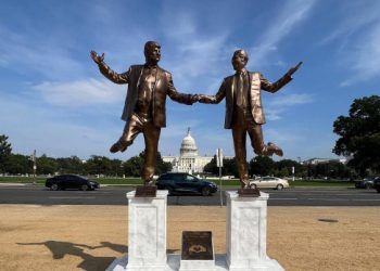 Retiran escultura satírica de Trump y Epstein frente al Capitolio en Washington
