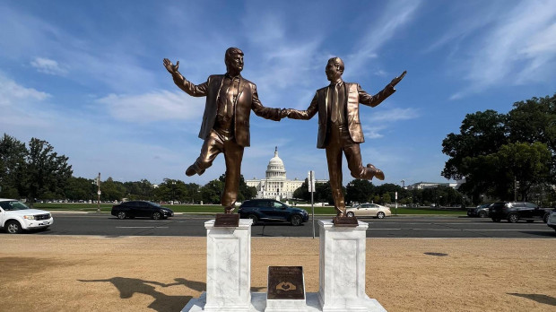 Retiran escultura satírica de Trump y Epstein frente al Capitolio en Washington