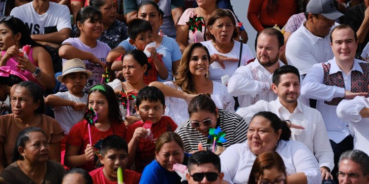 Cercana a la gente y en territorio Mara Lezama presencia el desfile cívico-militar con motivo del 215 aniversario del inicio de la Independencia de México