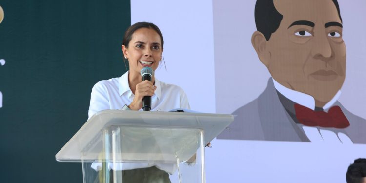 Ana Paty Peralta destaca importancia de estímulos educativos para jóvenes