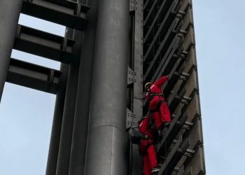 Activistas pertenecientes a Green Peace, escalaron el inmueble conocido como la Estala de Luz en la Ciudad de México