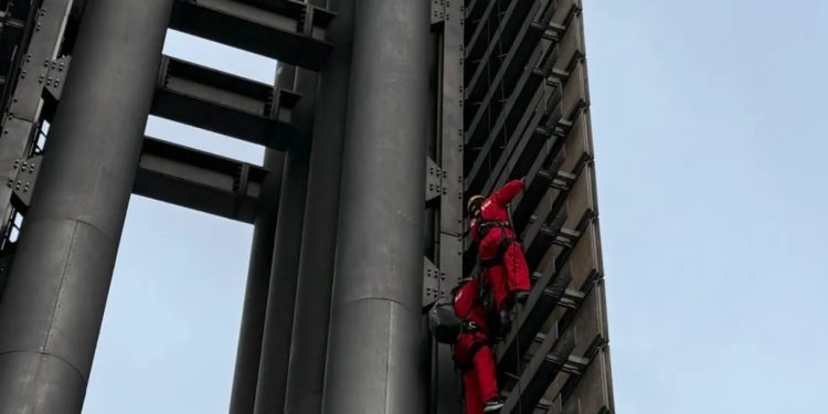 Activistas pertenecientes a Green Peace, escalaron el inmueble conocido como la Estala de Luz en la Ciudad de México