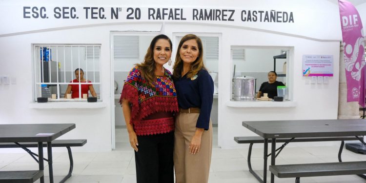 Entrega Mara Lezama desayunador transformado en la secundaria técnica 20 “Rafael Ramírez Castañeda” en Cancún