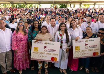 Inicia entrega de tarjetas «Elvia Carrillo Puerto» para madres autónomas de Yucatán