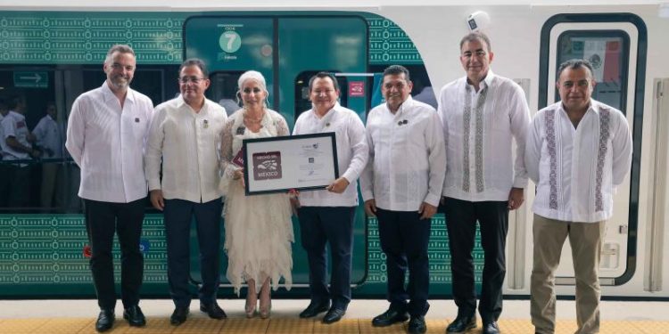 Gobernador Joaquín Díaz Mena atestigua entrega del distintivo «Hecho en México» al Tren Maya