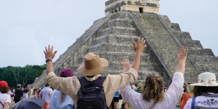 Con afluencia récord, Chichén Itzá vive equinoccio de otoño