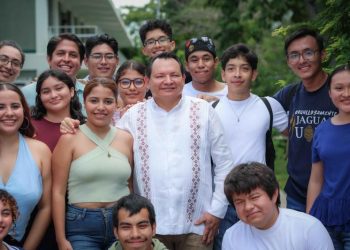 Renacimiento Maya cumple compromiso con universitarias y universitarios a través de becas Juventudes Renacimiento