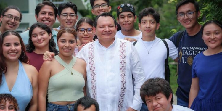 Renacimiento Maya cumple compromiso con universitarias y universitarios a través de becas Juventudes Renacimiento