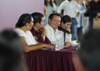 Díaz Mena escucha y responde peticiones de las y los vecinos de la Amalia Solórzano
