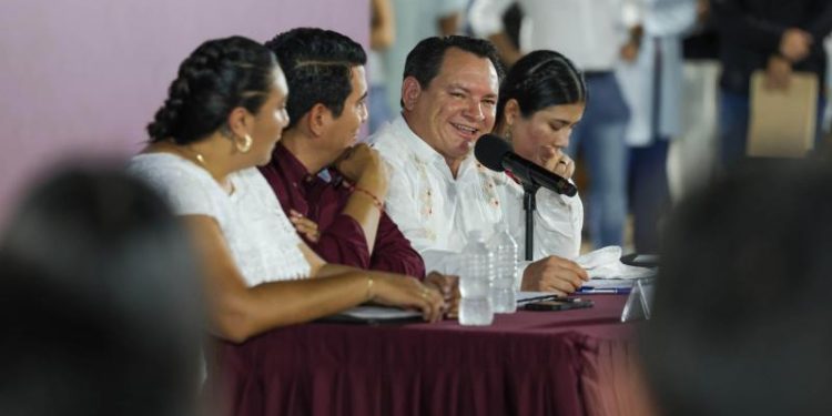 Díaz Mena escucha y responde peticiones de las y los vecinos de la Amalia Solórzano