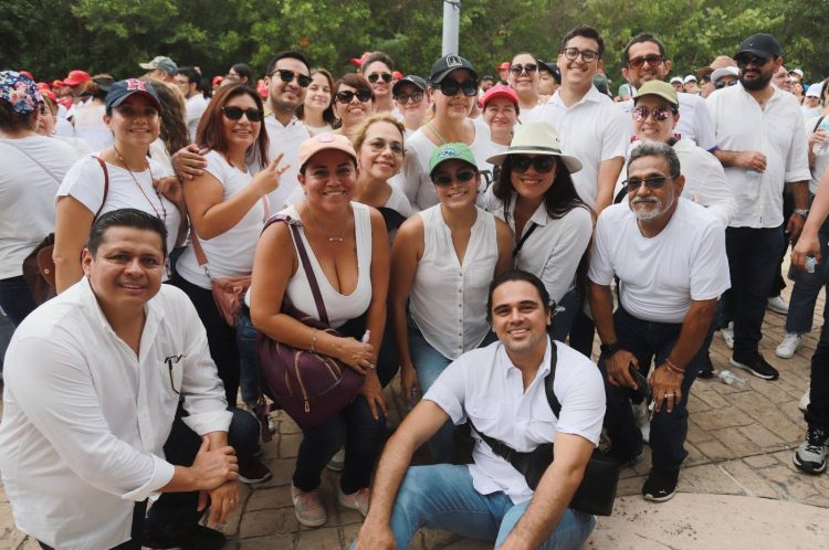 Enrique Baños intenta vender respaldo ciudadano en redes a costa de presupuesto de la UT Cancún, acarreo masivo pagado con recursos públicos