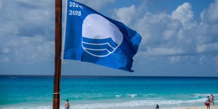 Cancún recolecta 10 mil toneladas de sargazo y renueva siete distintivos Blue Flag
