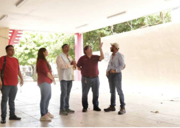 Autoridades municipales y locatarios revisan detalles de la remodelación del Mercado de la Diez