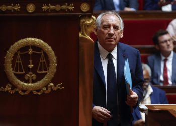 Francia enfrenta nueva crisis política: Parlamento rechaza al gobierno del primer ministro François Bayrou