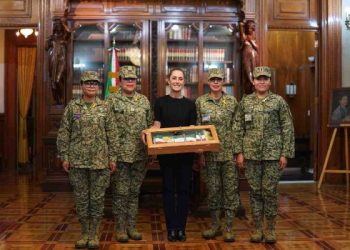 Claudia Sheinbaum presenta la banda presidencial que usará en el Grito de Independencia