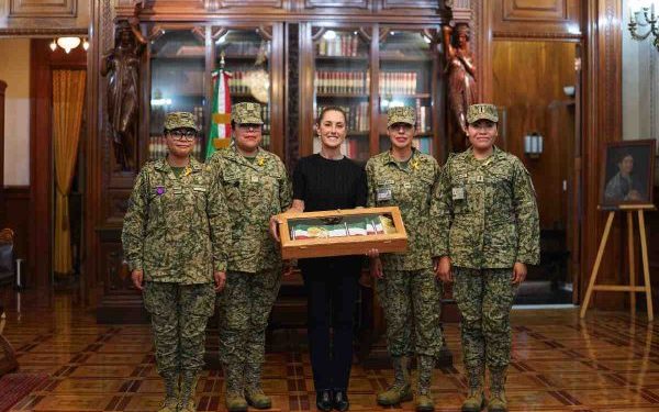 Claudia Sheinbaum presenta la banda presidencial que usará en el Grito de Independencia