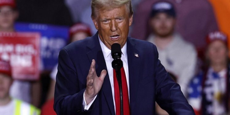 Trump iniciará en octubre la renegociación del T-MEC con México y Canadá