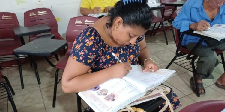 Avanza la alfabetización de adultos en Tabasco