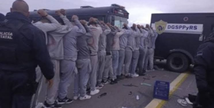 Trasladan a 30 reos de Sinaloa a penal federal en Chiapas; serían miembros del Cártel de Sinaloa