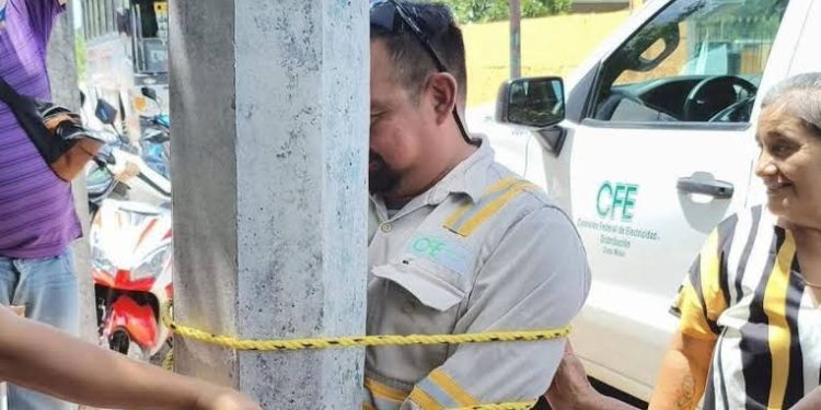 Pobladores de Dzemul amarran a trabajador de la CFE en protesta por apagón de 12 horas