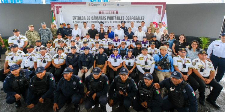 Entregan Mara Lezama y Ana Paty Peralta, 725 cámaras corporales a la policía de Benito Juárez para reforzar seguridad y transparentar la actuación policial
