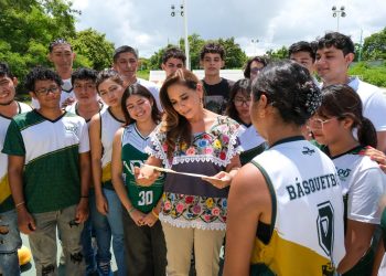 Ante alumnos y maestros, anuncia Mara Lezama construcción de un domo en la UQROO