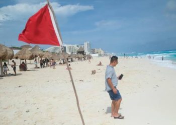 Cuatro playas de Cancún en bandera roja por mal clima
