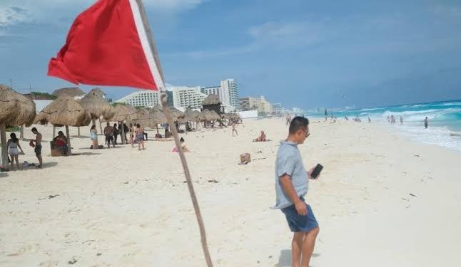 Cuatro playas de Cancún en bandera roja por mal clima