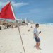 Cuatro playas de Cancún en bandera roja por mal clima