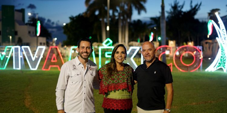 Mara Lezama inaugura decorado patrio en la Zona Hotelera de Cancún e invita a disfrutar del parador fotográfico de las Fiestas Patrias