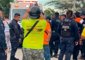 Mototaxistas detienen y rapan a presunta ladrona en Cancún