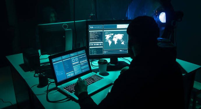 Hackers ponen a la venta tarjetas bancarias robadas en la dark web