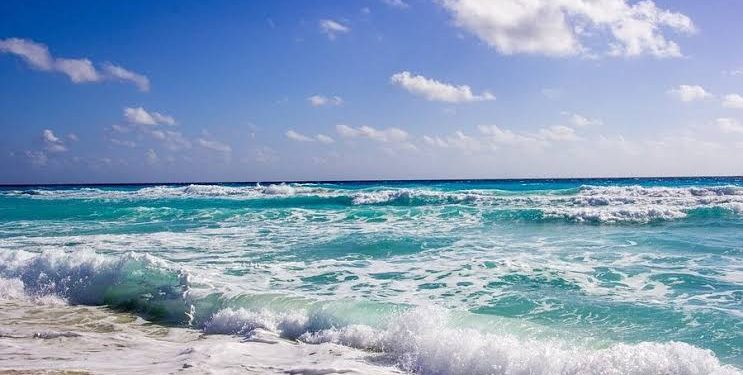 Playa Delfines, el secreto mejor guardado para surfear en Cancún
