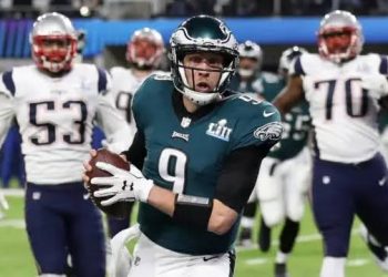 Eagles vencen a Cowboys en tormentoso debut