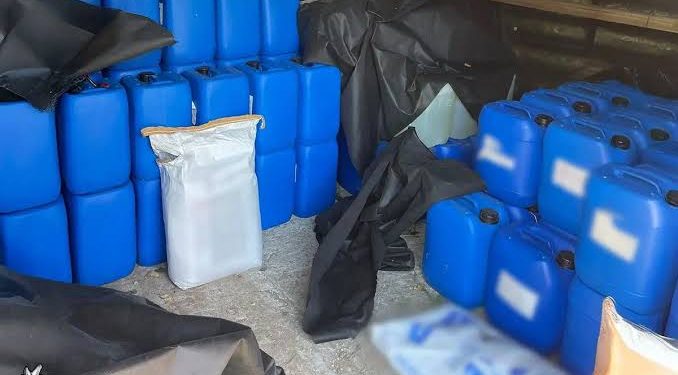 Desmantelan laboratorio de metanfetamina en Polonia; detienen a dos mexicanos