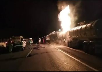 Incendio de pipa en autopista La Tinaja-Cosoleacaque