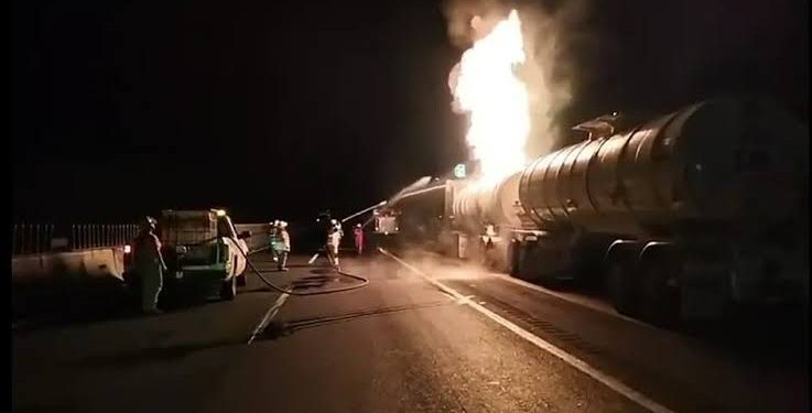 Incendio de pipa en autopista La Tinaja-Cosoleacaque