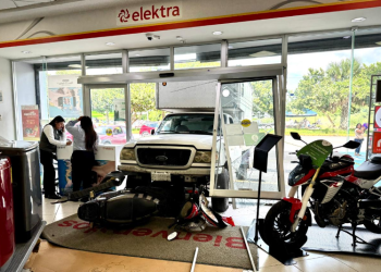 Camión de Carga se Estrella contra Tienda Elektra en Puente Moreno, Veracruz