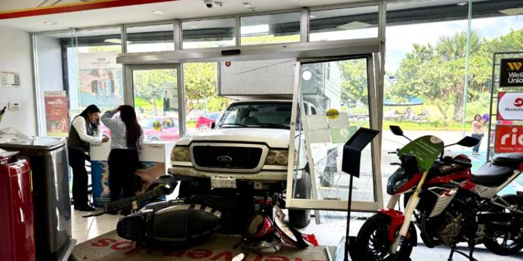 Camión de Carga se Estrella contra Tienda Elektra en Puente Moreno, Veracruz