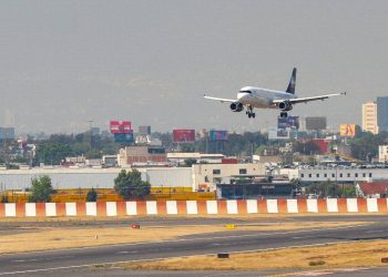 Rayo provoca desvío temporal de vuelos en el AICM, informa Sheinbaum