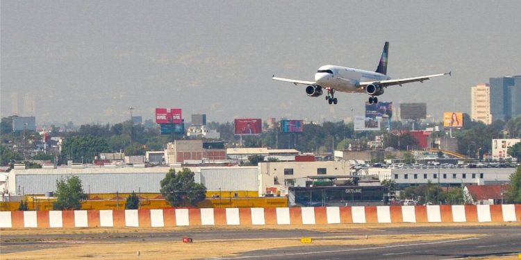 Rayo provoca desvío temporal de vuelos en el AICM, informa Sheinbaum