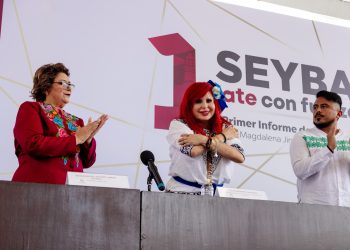 Asiste Layda Sansores al primer informe de actividades de la alcaldesa de Seybaplaya