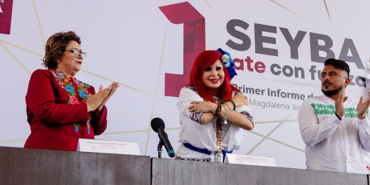 Asiste Layda Sansores al primer informe de actividades de la alcaldesa de Seybaplaya