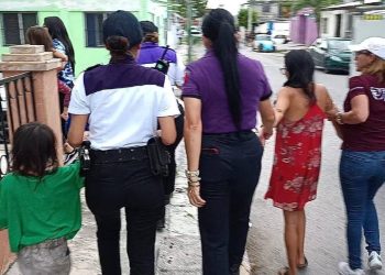 Rescatan a cinco menores en situación de abandono en Benito Juárez