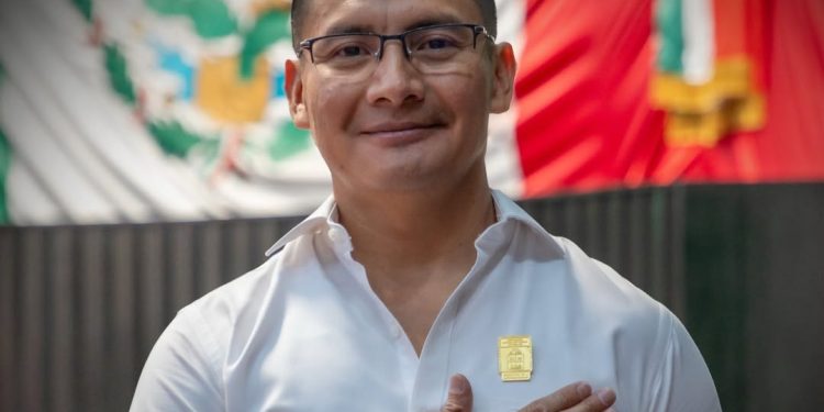 Alberto Batun dispuesto a todo por seguir viviendo del Erario Público, su faltas de Moral y principios se lo permiten